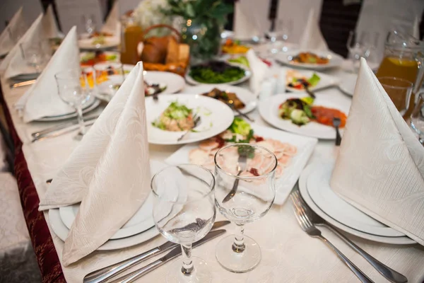 Servido Para Mesa Restaurante Banquete Com Pratos Lanche Vinho Copos — Fotografia de Stock