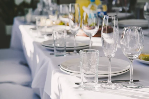 ワイン 水グラス付きの宴会レストランテーブル ヨーロッパ料理を提供しています — ストック写真