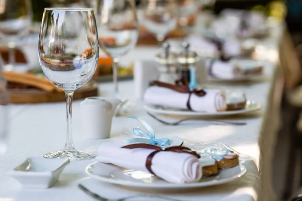 Servido Para Mesa Restaurante Banquete Com Pratos Lanche Vinho Copos — Fotografia de Stock