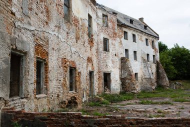 Eski Klevan kalesinin kalıntıları 15. yüzyılda Stubla Nehri üzerindeki bir nehri kontrol etmek için Prens Michael Czartoryski tarafından inşa edildi. Mavi gökyüzüne bakan pencereli harabe bir duvar. Rivne bölgesi. Ukrayna