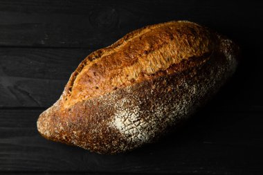 Siyah ahşap arka planda çavdar ekmeği ciabatta