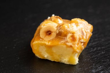 Dwaraka barfi Hint tatlısıdır, geleneksel olarak süt yoğunlaştırılıp şekerle tatlandırılırdı. Fıstıklı burfi, Maida burfi gibi sütsüz barfi yapmanın da çeşitleri vardır.