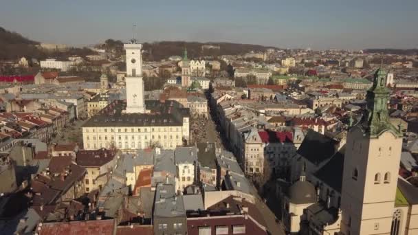 Centrální radnice v turistickém centru Lvova — Stock video