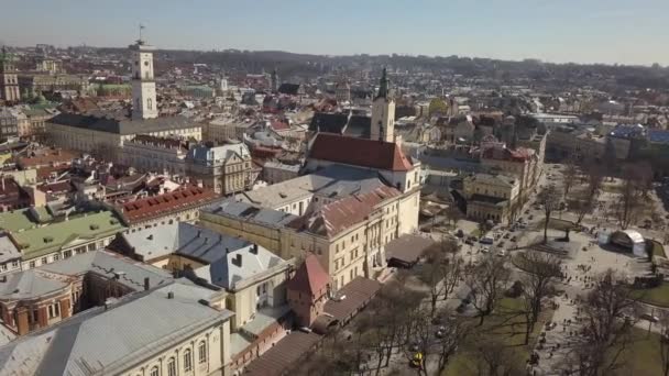 Zentrales Rathaus im touristischen Zentrum von Lviv — Stockvideo