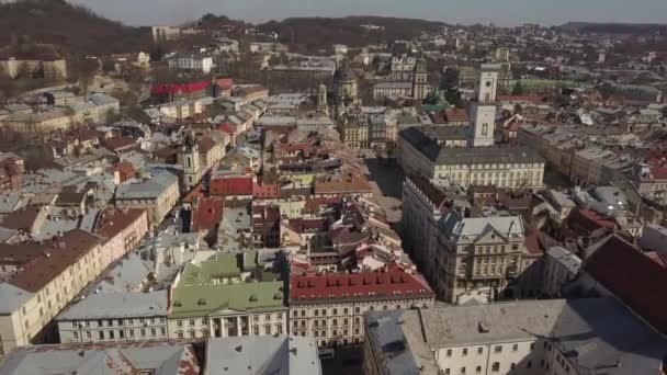 Centrální radnice v turistickém centru Lvova — Stock video