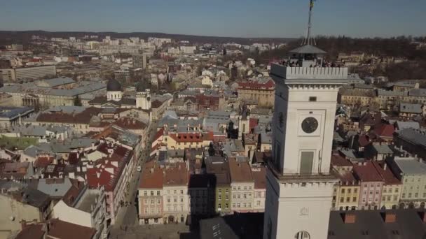 Centraal Stadhuis in het toeristische centrum van Lviv — Stockvideo