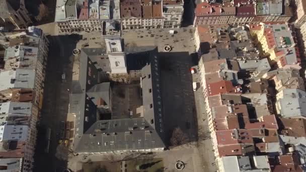 Central City Hall w centrum turystycznym Lwowa — Wideo stockowe