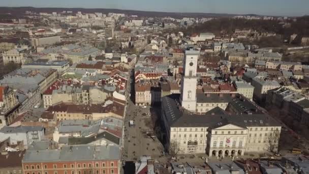 Centrální radnice v turistickém centru Lvova — Stock video