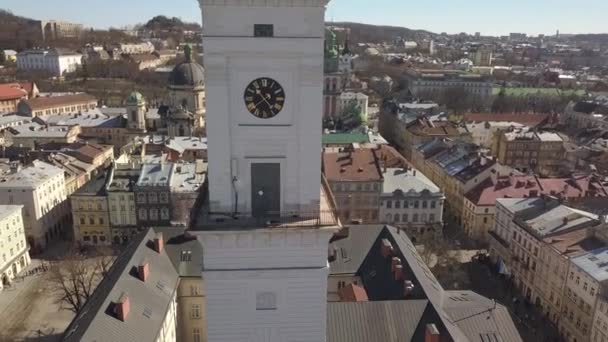 Centraal Stadhuis in het toeristische centrum van Lviv — Stockvideo