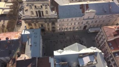 Lviv şehrinin tarihi ve turist merkezine yukarıdan hava manzarası. Tarihi binaların çatıları ve üzerinde turist olan yollar, Ukrayna