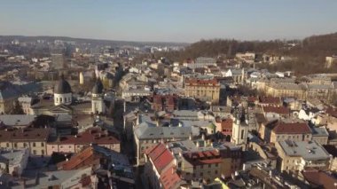 Lviv şehrinin tarihi ve turist merkezine yukarıdan hava manzarası. Tarihi binaların çatıları ve üzerinde turist olan yollar, Ukrayna