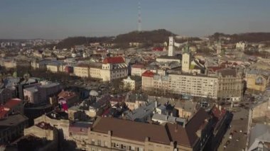 Lviv şehrinin tarihi ve turist merkezine yukarıdan hava manzarası. Tarihi binaların çatıları ve üzerinde turist olan yollar, Ukrayna
