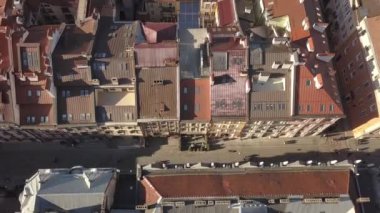 Lviv şehrinin tarihi ve turist merkezine yukarıdan hava manzarası. Tarihi binaların çatıları ve üzerinde turist olan yollar, Ukrayna