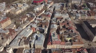 Lviv şehrinin tarihi ve turist merkezine yukarıdan hava manzarası. Tarihi binaların çatıları ve üzerinde turist olan yollar, Ukrayna