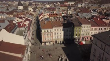 Lviv şehrinin tarihi ve turist merkezine yukarıdan hava manzarası. Tarihi binaların çatıları ve üzerinde turist olan yollar, Ukrayna