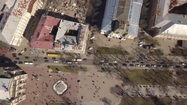上からリヴィウ市内の歴史的 観光的な中心部への空中ビュー 歴史的建造物や観光客と道路の屋根 ウクライナ — ストック動画