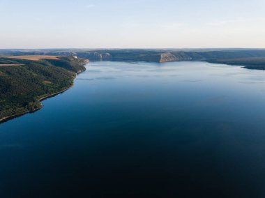 Kaya manastırı Bakota 'dan Dinyester nehri, Ukrayna' daki rezervuara hava manzarası