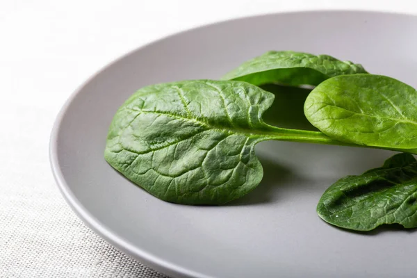 Fresh Spinach Leaves Grey Plate Linen Tablecloth — Stock Photo, Image