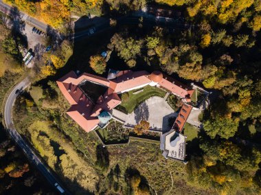 Polonya 'nın Krakow-Czestochowa Upland kentindeki Krakow yakınlarındaki Pieskowa Kalesi' ne. Muhteşem bir sonbahar manzarası