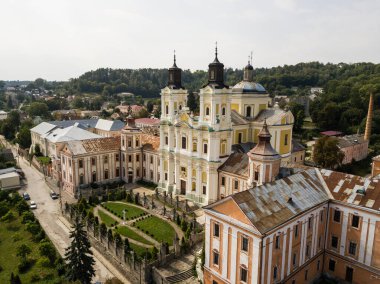 Gizhitsky, Kremenets, Ternopil Bölgesi, Ukrayna 'nın Cizvit Kolejine Havadan Bakış
