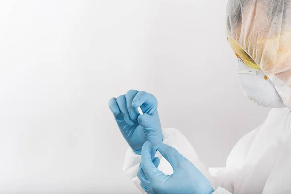 Médico Traje Antiepidémico Desechable Con Respirador Gafas Sostiene Tableta Sobre — Foto de Stock