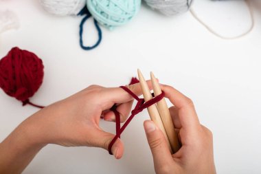 Çocukların elleri beyaz masanın üstünde örülmüş ve örülmüş.