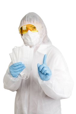 Tek kullanımlık anti-salgın kıyafetli doktor maske takıyor ve gözlük takıyor. Beyaz arka planda bulunan virüse karşı korunmak için tıbbi maske takıyor.