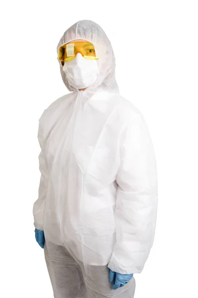 Tek kullanımlık anti-salgın takım elbiseli doktor beyaz arka planda maske ve gözlük takıyor.