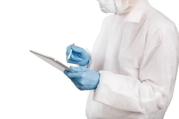 Doctor Traje Epidemia Respirador Tomando Notas Tableta Electrónica Personal Aislada — Foto de Stock