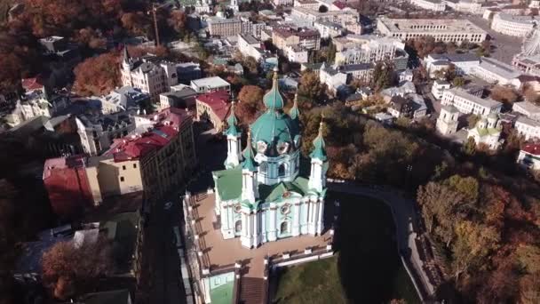 Słynne Miejsca Turystyczne Kijowie Lotu Ptaka Kościoła Andrzeja Histerycznym Turystycznym — Wideo stockowe