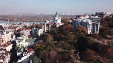 Kiev 'in Ukrayna' nın historik ve turistik merkezi Kiev 'deki Saint Andrew Kilisesi' ne hava manzaralı ünlü turistik mekanlar