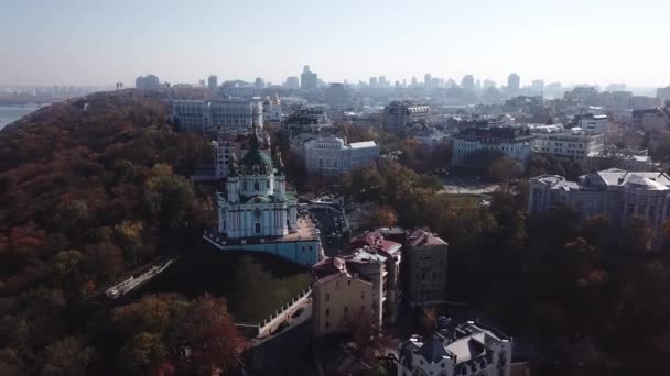 キエフの有名な観光地ウクライナの歴史的 観光センターキエフの首都で聖アンドリュー教会への航空ビュー — ストック動画