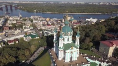 Kiev 'in Ukrayna' nın historik ve turistik merkezi Kiev 'deki Saint Andrew Kilisesi' ne hava manzaralı ünlü turistik mekanlar