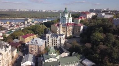 Kiev 'deki St Andrew Kilisesi, Podil ve nehir dinamiğine hava manzarası