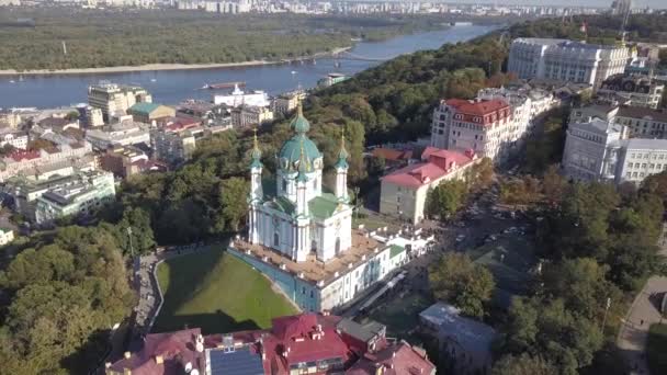 Beroemde Toeristische Plaatsen Kiev Luchtfoto Naar Saint Andrew Kerk Hystorische — Stockvideo