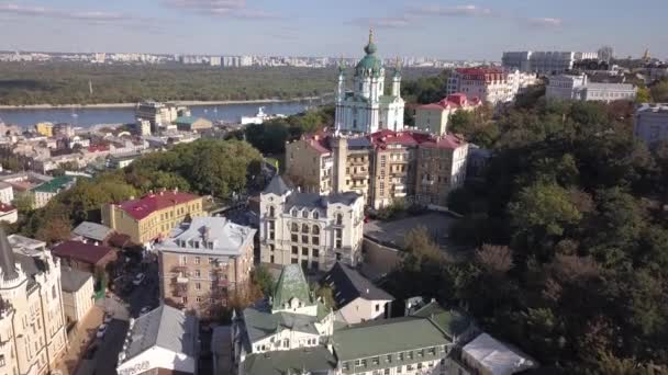 Luchtfoto naar St Andrew Church, Podil en de rivier de Dnipro in Kiev — Stockvideo