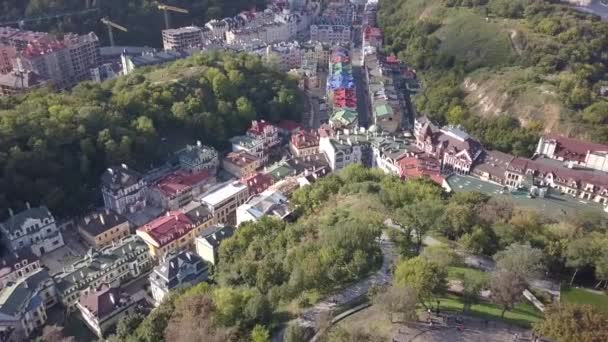 Kyiv 'in Podil bölgesindeki Vozdvizhenka küçük bölgesine hava görüntüsü — Stok video