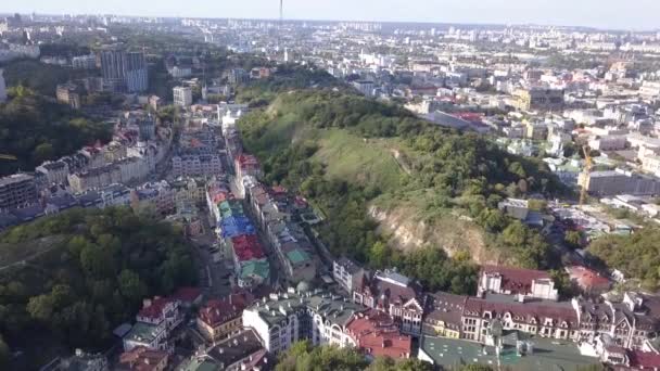 Vista aérea al microdistrito de Vozdvizhenka en la región de Podil de Kiev — Vídeos de Stock