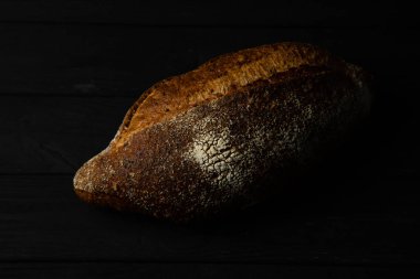 Siyah ahşap arka planda çavdar ekmeği ciabatta