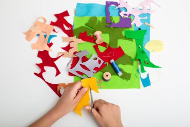 Çocuk elleri makasla kesilmiş renkler. Yukarıdan görüntüle