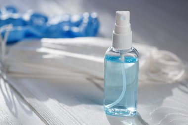 El antibakteriyel antiseptik jel, yüz maskesi, tahta masa üzerinde lastik eldivenler. Grip salgını konsepti sırasında Coronavirus Hastalığı Covid-19 önleme ve sağlık koruma