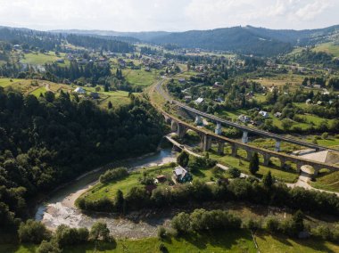 Ukrayna Karpatlar 'daki Vorokhta köyünden eski viyadük demiryolu geçidine. Nehir Prut ve köprüler