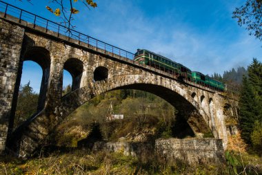Ukrayna Karpatlar 'daki Vorokhta köyünden eski viyadük demiryolu geçidi. Nehir Prut ve köprüler