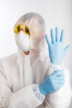 Salgın önleyici giysili doktor beyaz arka planda eldivenlerle el ele tutuşun.