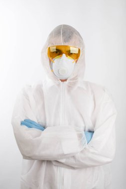 Beyaz arka planda solunum cihazı ve gözlüklü, salgın önleyici giysili doktor.