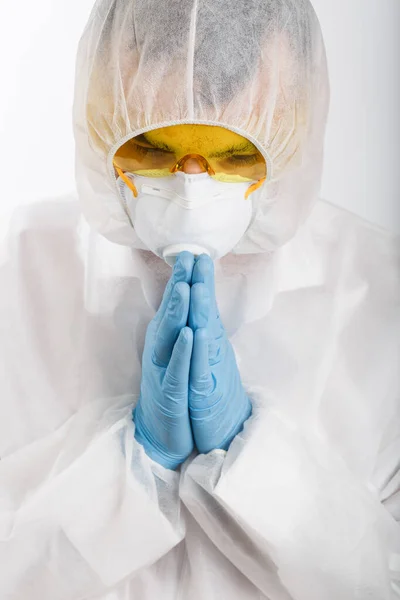 Doctor Traje Epidemia Con Respirador Gafas Rezando Sobre Fondo Blanco — Foto de Stock