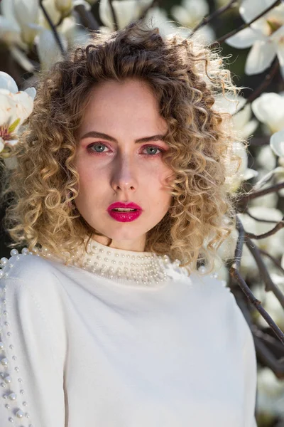 Retrato Hermosa Chica Con Pelo Largo Rizado Blusa Blanca Camina — Foto de Stock