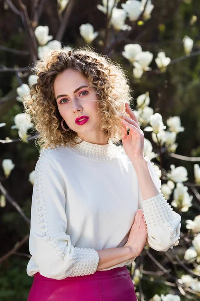 Retrato Hermosa Chica Con Pelo Largo Rizado Blusa Blanca Camina — Foto de Stock