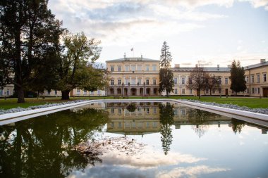 Pulawy, Polonya - 30 Ekim 2019: Vistula nehri kıyısındaki Czartoryski Barok Sarayı 1671-1679 Polonya