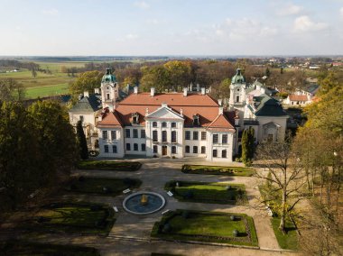 KOZLOWKA, POLAND - 31 Ekim 2019: Kozlowka 'daki Zamoyski Sarayı' na havadan sonbahar manzarası. Rokoko ve neoklasik saray kompleksi Polonya 'nın doğusundaki Lublin yakınlarında Kozlowka' da yer almaktadır.